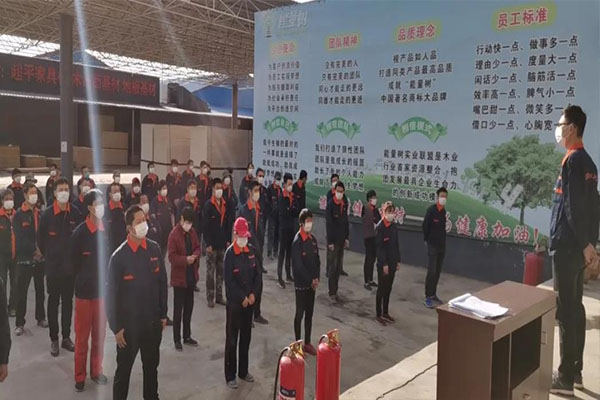职工认真听取 职工认真听取