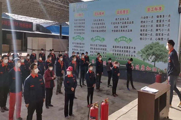 职工认真听取 职工认真听取